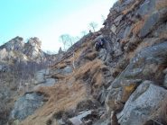 Il passaggio attrezzato salendo al Mottarone dalla Via Mastrolini