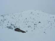 Rifugio Muffé 2076 m e versante sud della Cima Piana 2512 m