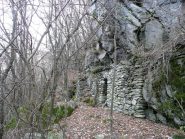 Costruzione vicino al ponte di legno