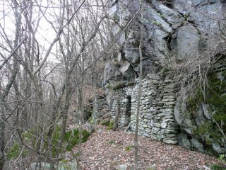 Costruzione vicino al ponte di legno