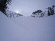 inizio della discesa,la mia traccia sul bel pendio iniziale...