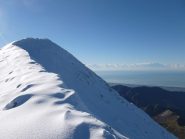 In cresta, col mare sullo sfondo