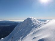 La cresta che porta alla croce sommitale. Neve vergine.