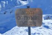 il cartello indicatore posto sulla cima (8-12-2012)