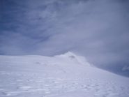 arrivo all'anticima ,la vetta è spazzata dal forte vento....