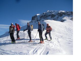 Parte della comitiva in sosta sotto le rocce di vetta..