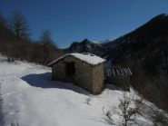 al ritorno, passaggio dalla casa in pietre di q. 1180