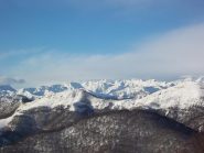Il boscoso Monte Congiura con alle sue spalle l'Ostano (dietro la Val Sesia fino al Corno Bianco)