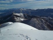 Tutta la cresta fatta per arrivare al Monte Croce (al centro il Mazzoccone e alle sue spalle il Mottarone)
