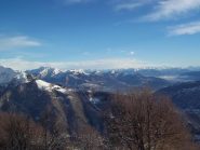 Alpe Quaggione in primo piano. Alle sue spalle la coppia Zeda-Moriana e dietro ancora le Grigne e un mix di alpi Lombarde e Ticinesi