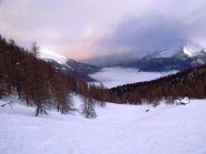 Nebbia in bassa valle e bufera in quota