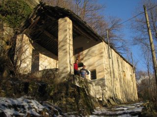 Franco e Piero nel porticato della chiesa di Sant'Antonio di Coppo