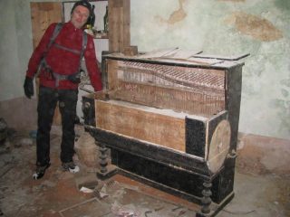 Franco e un antico armonium in una casa di Buttifinera