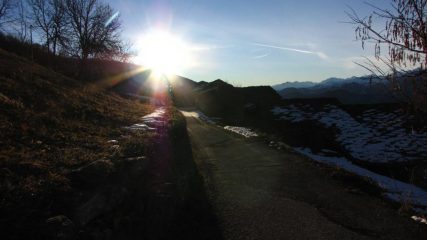 prime luci del sole dal piccolo parcheggio della Borgata Palù (22-12-2012)