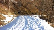 salendo lungo la stradina innevata verso la Borgata Chesta (22-12-2012)