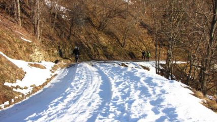salendo lungo la stradina innevata verso la Borgata Chesta (22-12-2012)