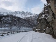 tra roccia, lago e levanne