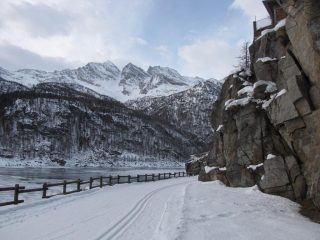 tra roccia, lago e levanne