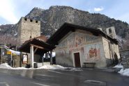 L’arrivo a Ecours, con la chiesa e la torre