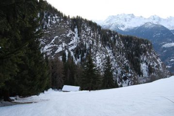Alpeggi dopo la partenza da Challancin; Charvaz è dietro il costone