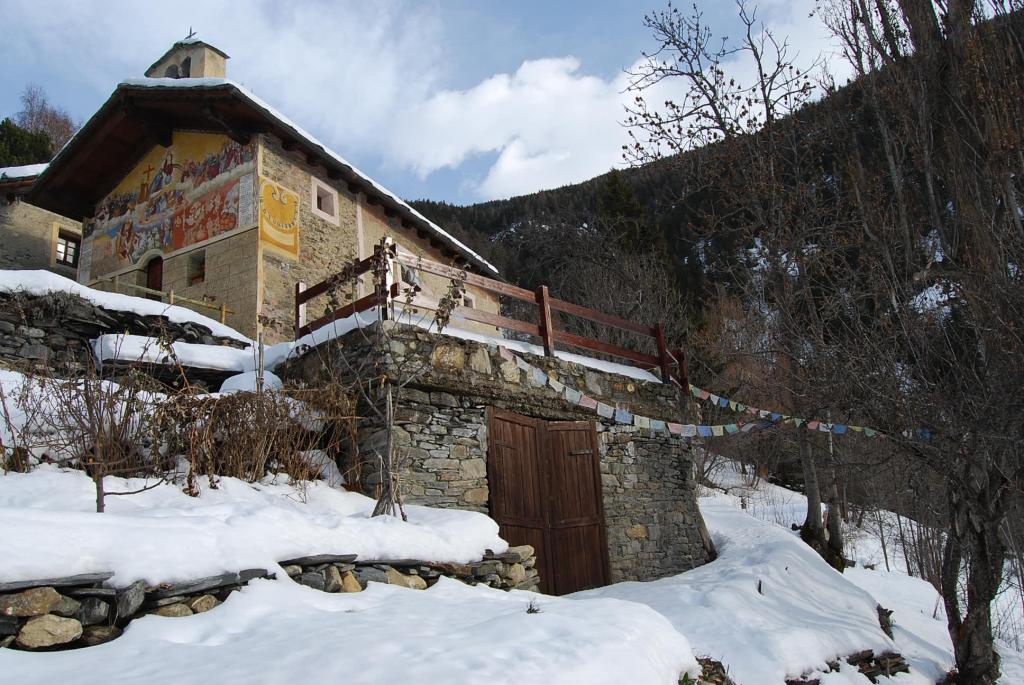 La chiesetta di Charvaz, in atmosfera himalayana