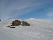 la baita diroccata a metà percorso