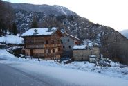 Il villaggio di Chaffiery, con visibile sullo sfondo il tracciato della strada in costa.