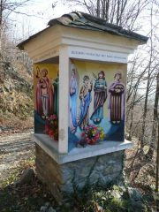 Colori sgargianti al pilone dipinto su 4 lati, borgata Raje di Pont