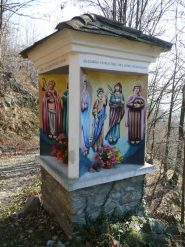 Colori sgargianti al pilone dipinto su 4 lati, borgata Raje di Pont