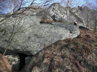 Un riparo per le pecore salendo la dorsale, più avanti un masso coppellato