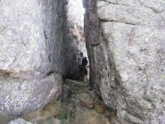 Giulio al passaggio nella spaccatura della roccia
