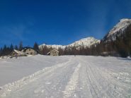 in salita, poco sopra il rifugio/albergo (oggi aperto) del Dosso