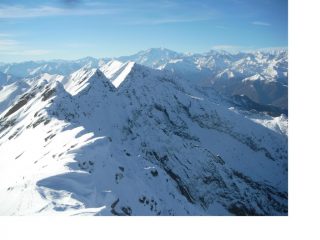 In primo piano la dorsale del pizzo Nona-Togano e sullo sfondo il Rosa..visti dal Pizzo Ragno..