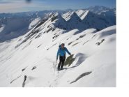 Ale muove gli ultimi passi prima della vetta con dietro la dentellata cresta Pizzo Nona Togano..
