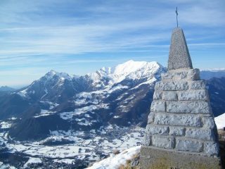 Il cippo di vetta con le Grigne sullo sfondo