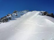Neve bella a sorpresa nel sole del pendio finale