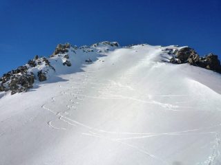 Neve bella a sorpresa nel sole del pendio finale