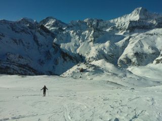 in salita,sullo sfondo la Bessanese