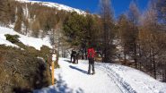 salendo lungo la stradina che porta al Rifugio Selleries (30-12-2012)