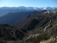 La conca dell'alpe Lazie, sullo sfondo la dorsale Soglio-Bellavarda, poi la dorsale Orco-Ribordone e la cima Pirie in evidenza sulla dorsale più vicina