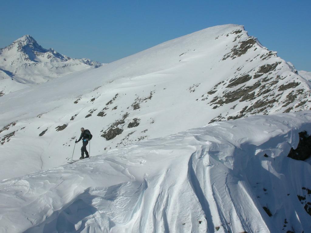 arrivo in cresta. Sullo sfondo il Pic du Fond de Peynin