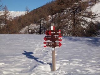 Palina segnavia al bivio per Laval