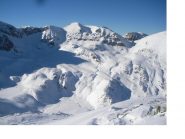La Cima della Brignola con in basso il lago Raschera..