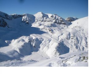 La Cima della Brignola con in basso il lago Raschera..