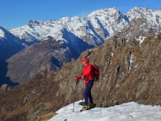 Corrado sulla dorsale con alle spalle il Bricdal Fò