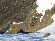 Vista dall'alto del canale: in ombra la stretta cengia di salita