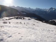 Maria risale i prati assolati