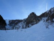 a dx inizio canale con tratto ghiacciato, a sx pendio di discesa