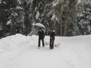 in salita sotto una fitta nevicata