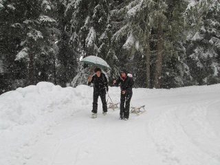 in salita sotto una fitta nevicata